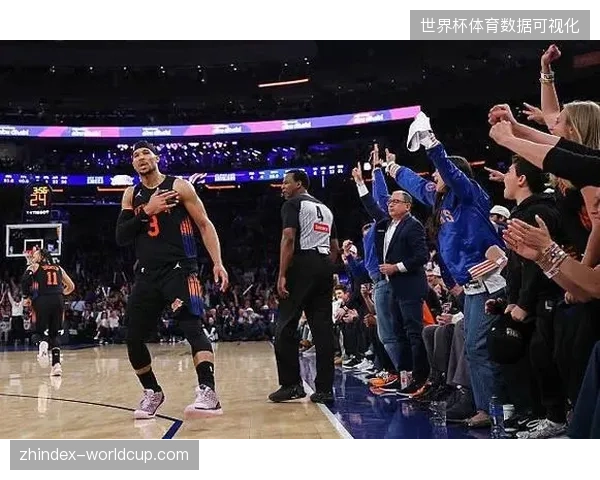 约什·哈特在小阵容中扮演活力引擎,其拼抢积极性弥补了尼克斯的身高劣势 约什·哈特在小阵容中扮演活力引擎,其拼抢积极性弥补了尼克斯的身高劣势